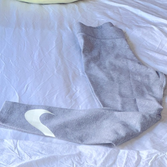 Nike Womens Sportswear Mid-Rise Swoosh Leggings in LTGrey Medium CZ8530-063 - Picture 2 of 8